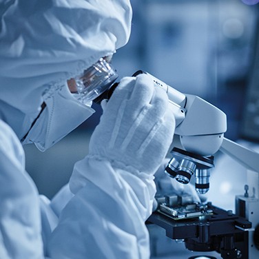 Observation scientifique à travers un microscope