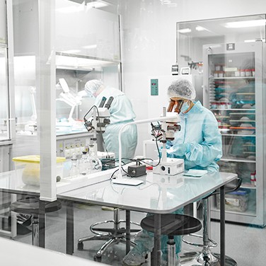 Un scientifique regardant à travers un microscope